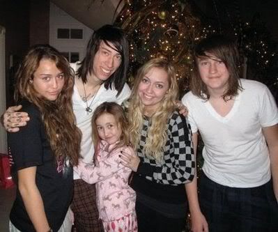 miley_cyrus_1235795440.jpg miley cyrus and family image by 4evermileyandmitchel miley_cyrus_1235795440.jpg miley cyrus and family image by 4evermileyandmitchel